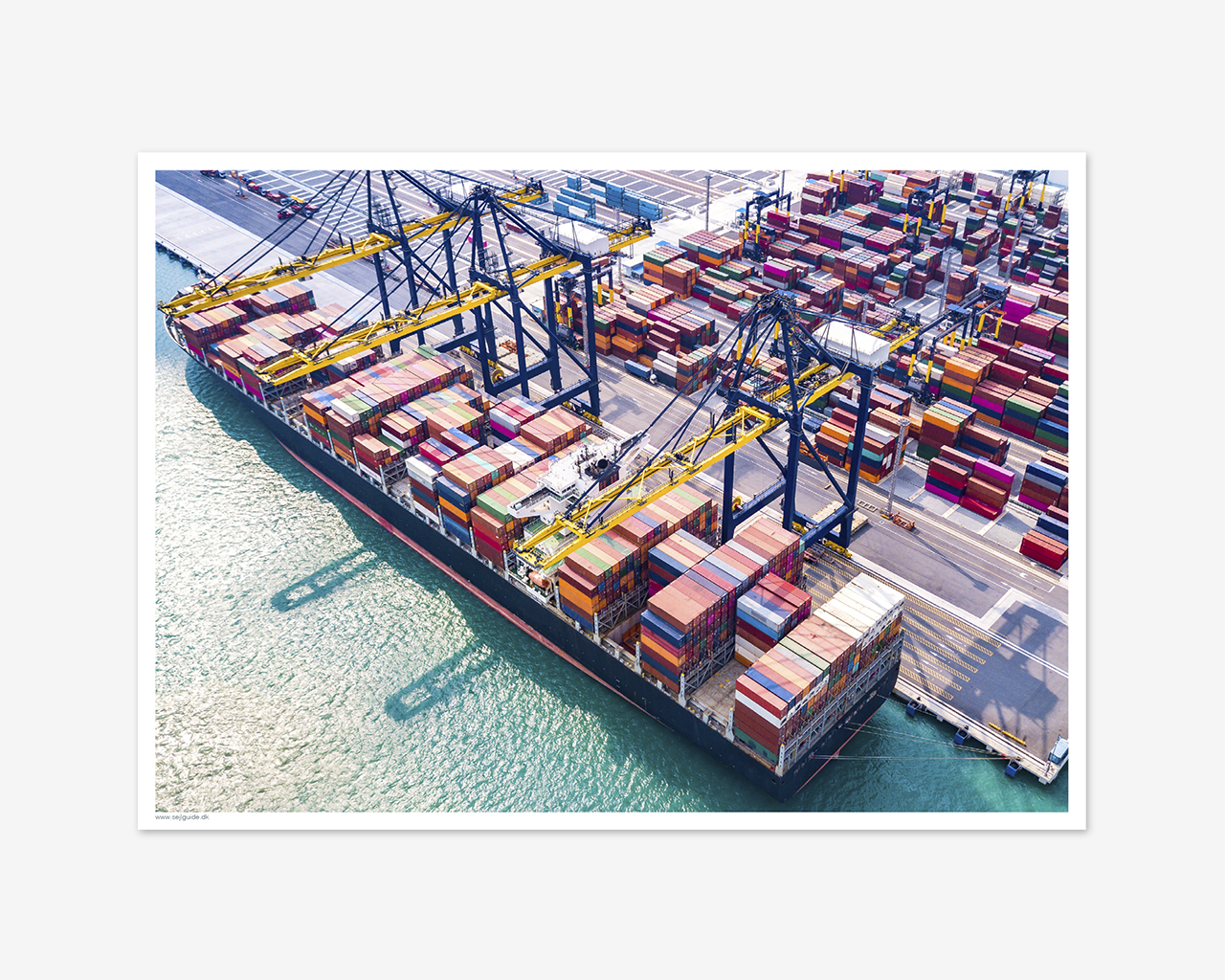 Containerskib med udsigt over havnen