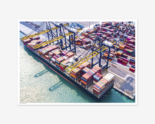 Containerskib med udsigt over havnen