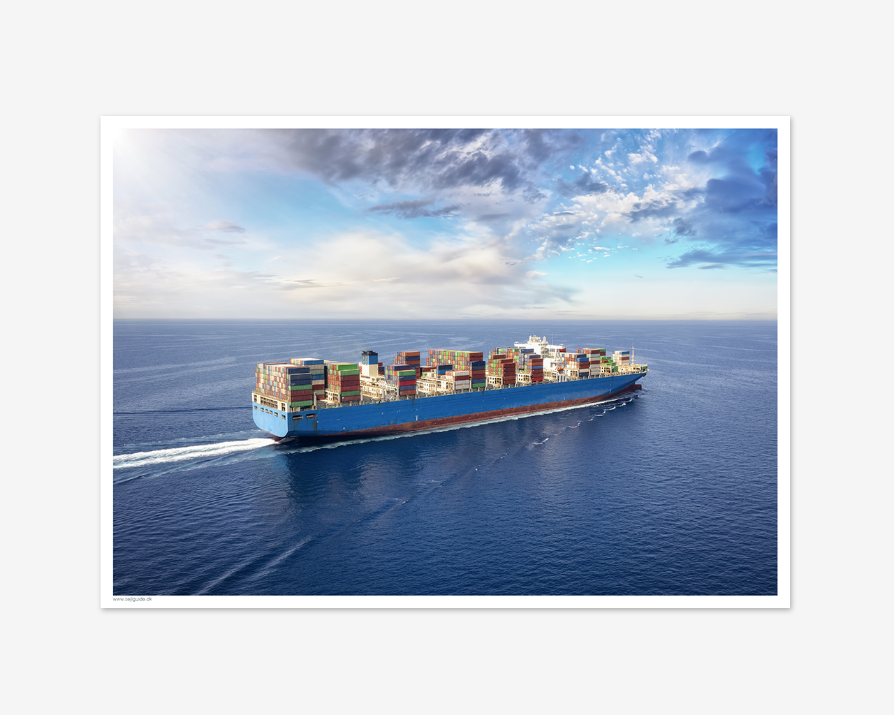 Containerskib i roligt hav