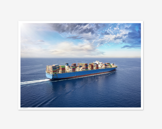 Containerskib i roligt hav