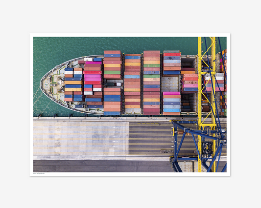 Containerskib laster og losser gods i havnen